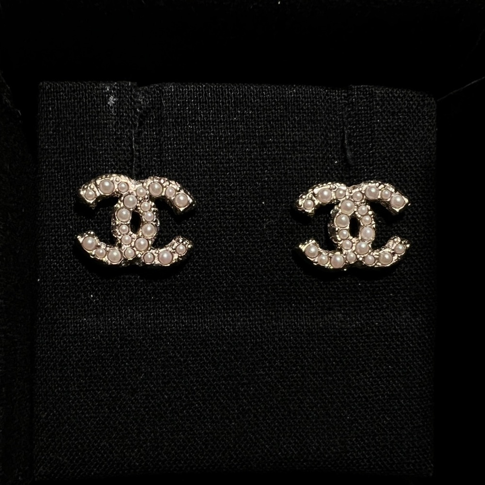 AUTHENTIC CHANEL CC STUDS! Gold/pearl accents!